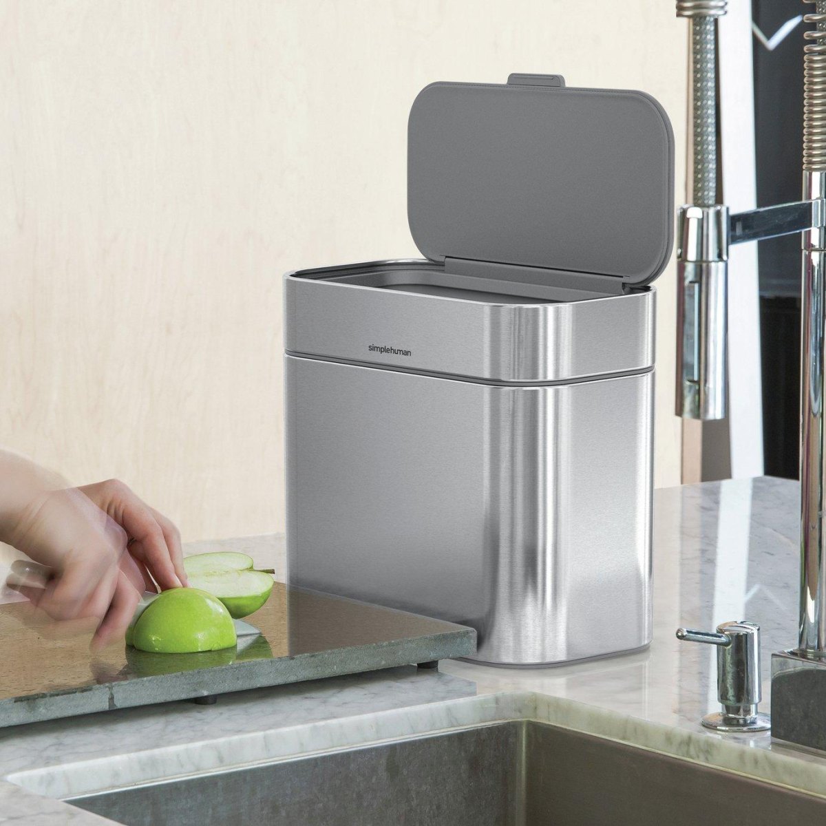 Easy lift lid compost bin