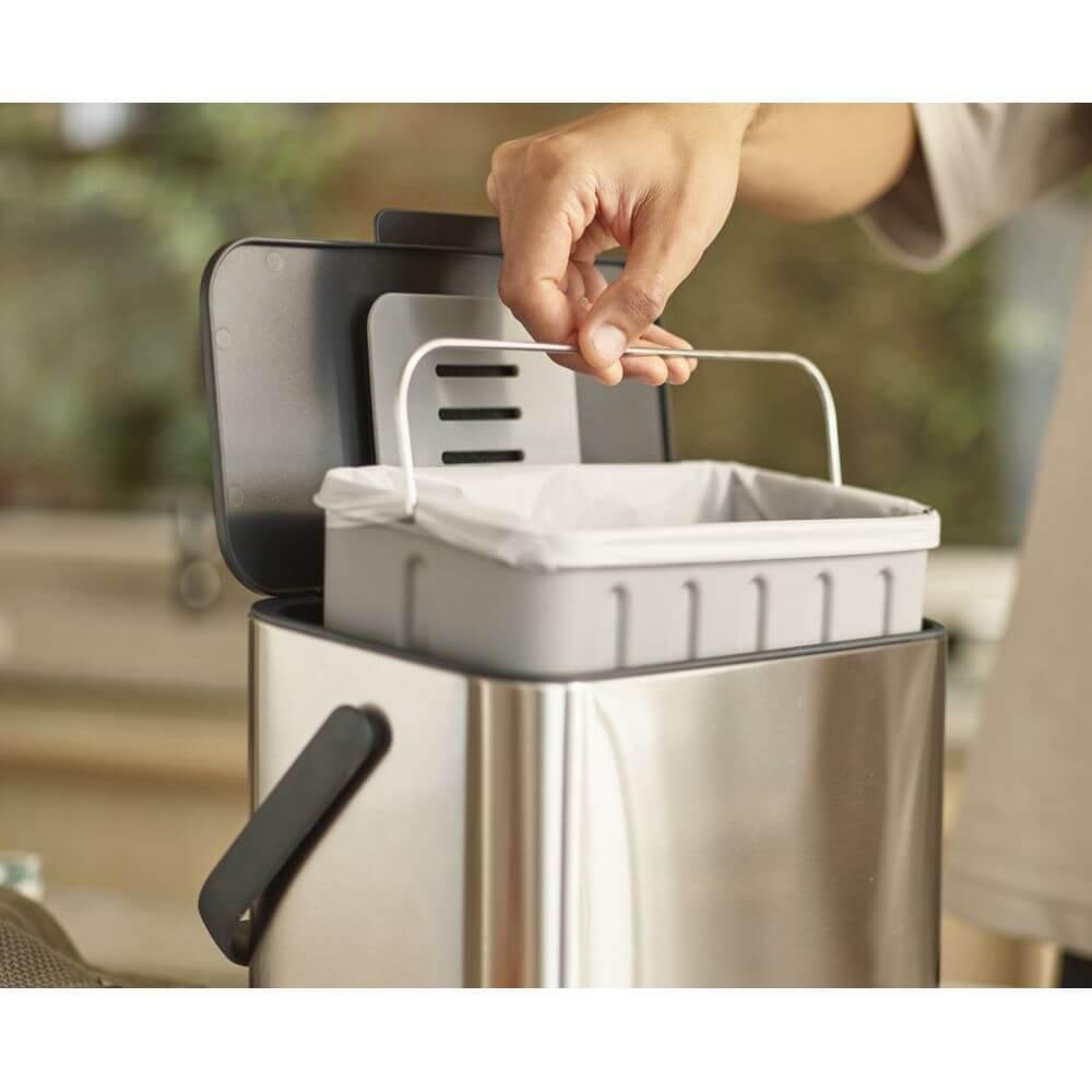 Compost bin with removable liner