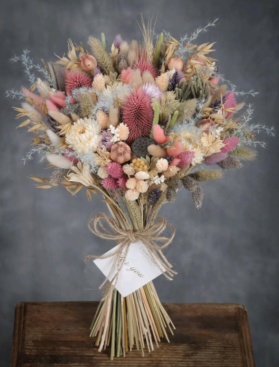 Decorative dried flower arrangement