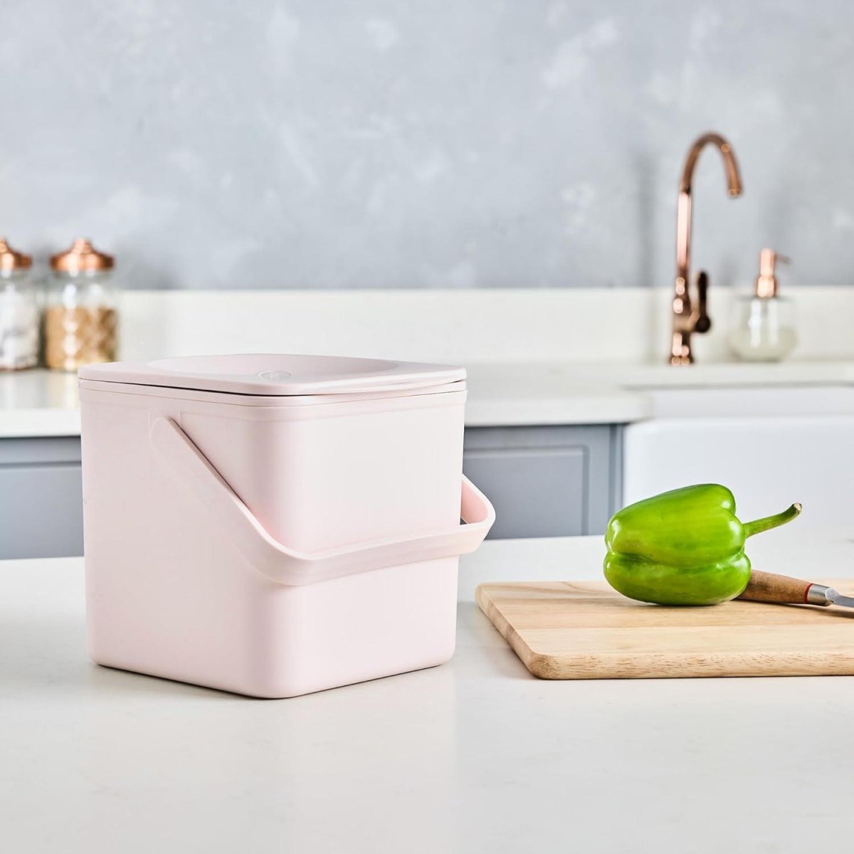 Plastic compost bin for kitchen counter