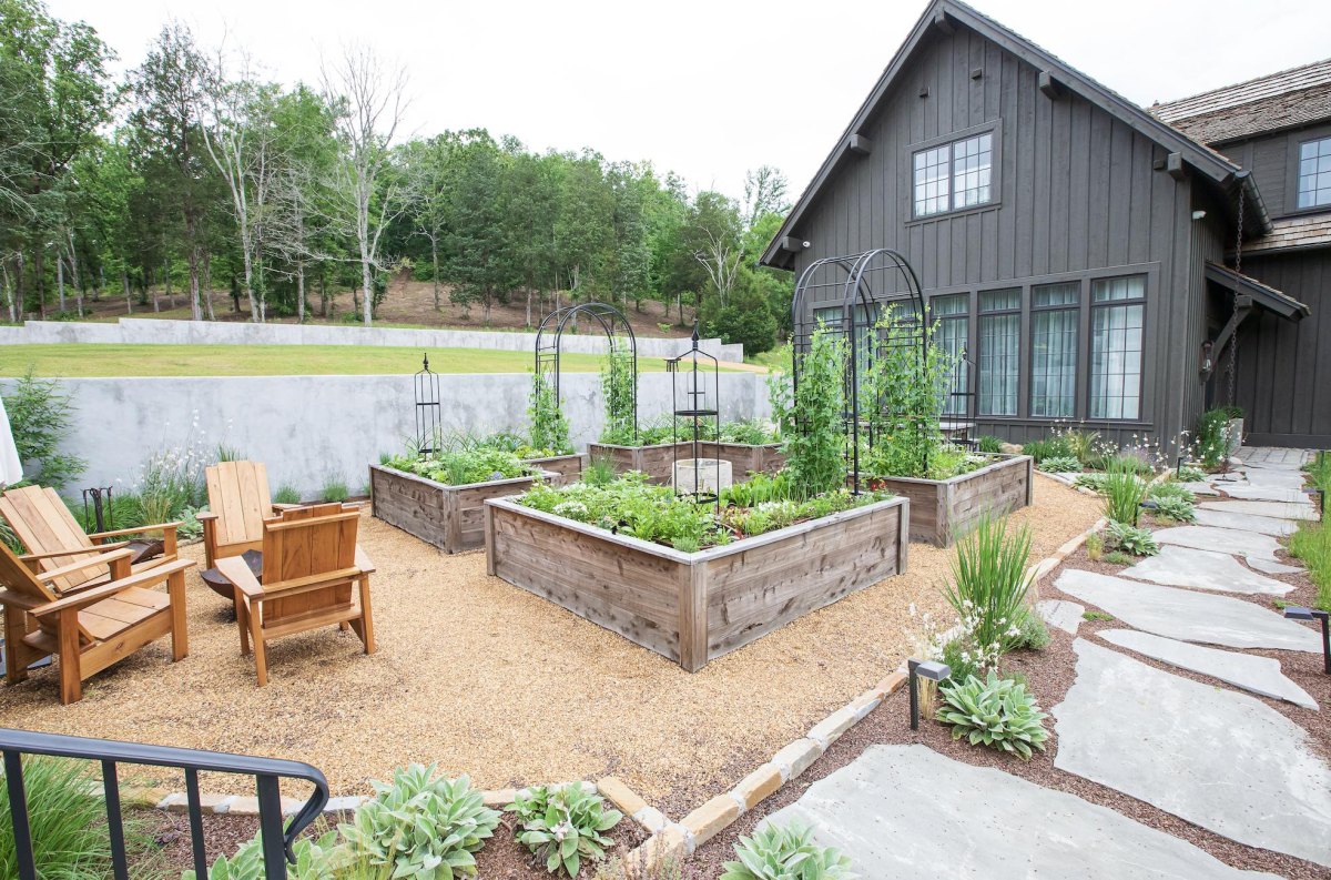 Rustic farmhouse patio garden