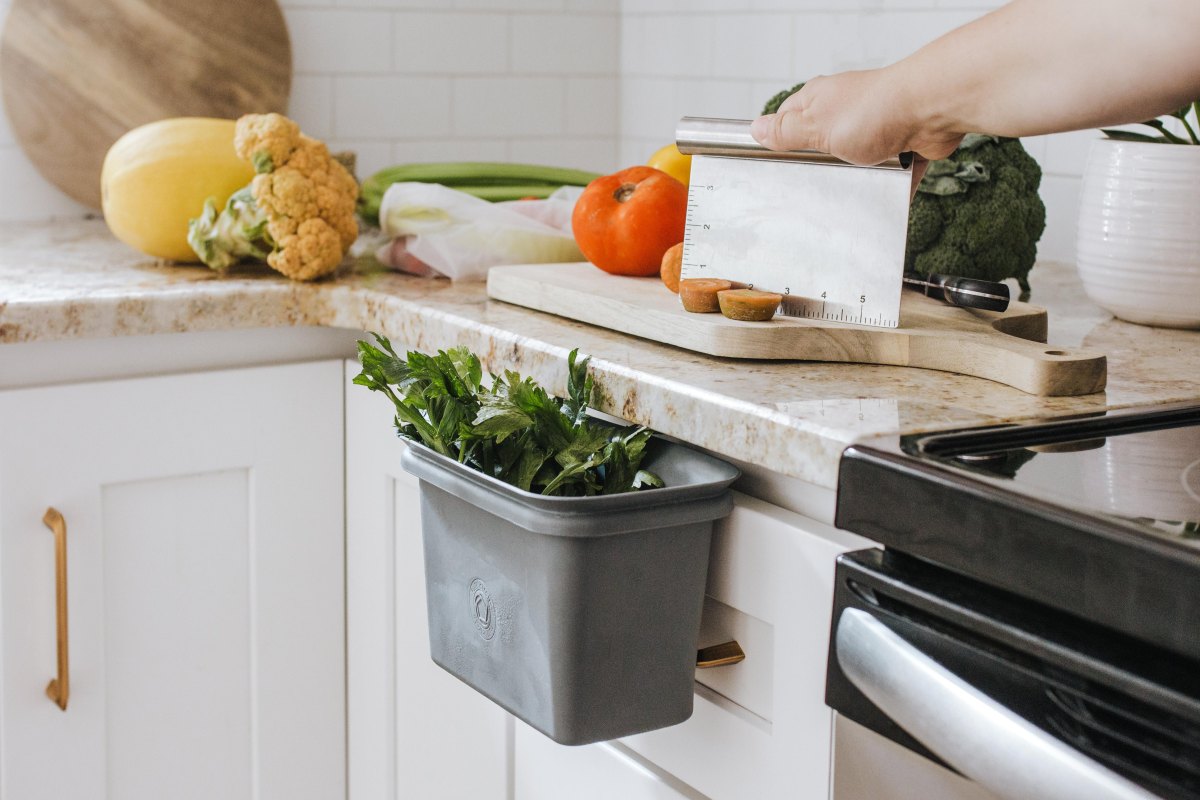 Small kitchen compost solution countertop